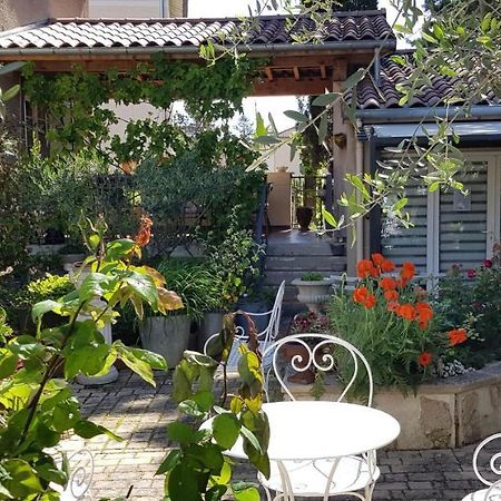 Maison D'Hotes Et Roulotte" Le 6 Bis" Romans-sur-Isère Esterno foto