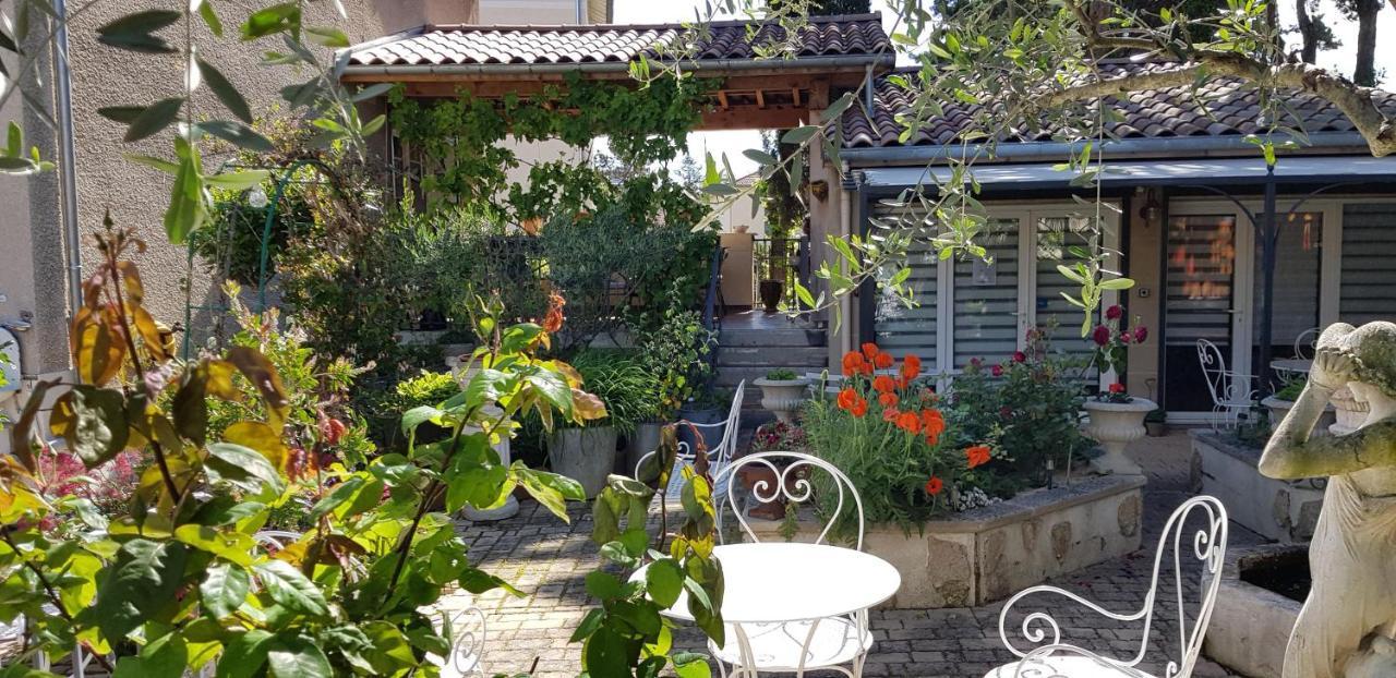 Maison D'Hotes Et Roulotte" Le 6 Bis" Romans-sur-Isère Esterno foto